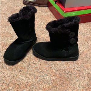 Black winter boots